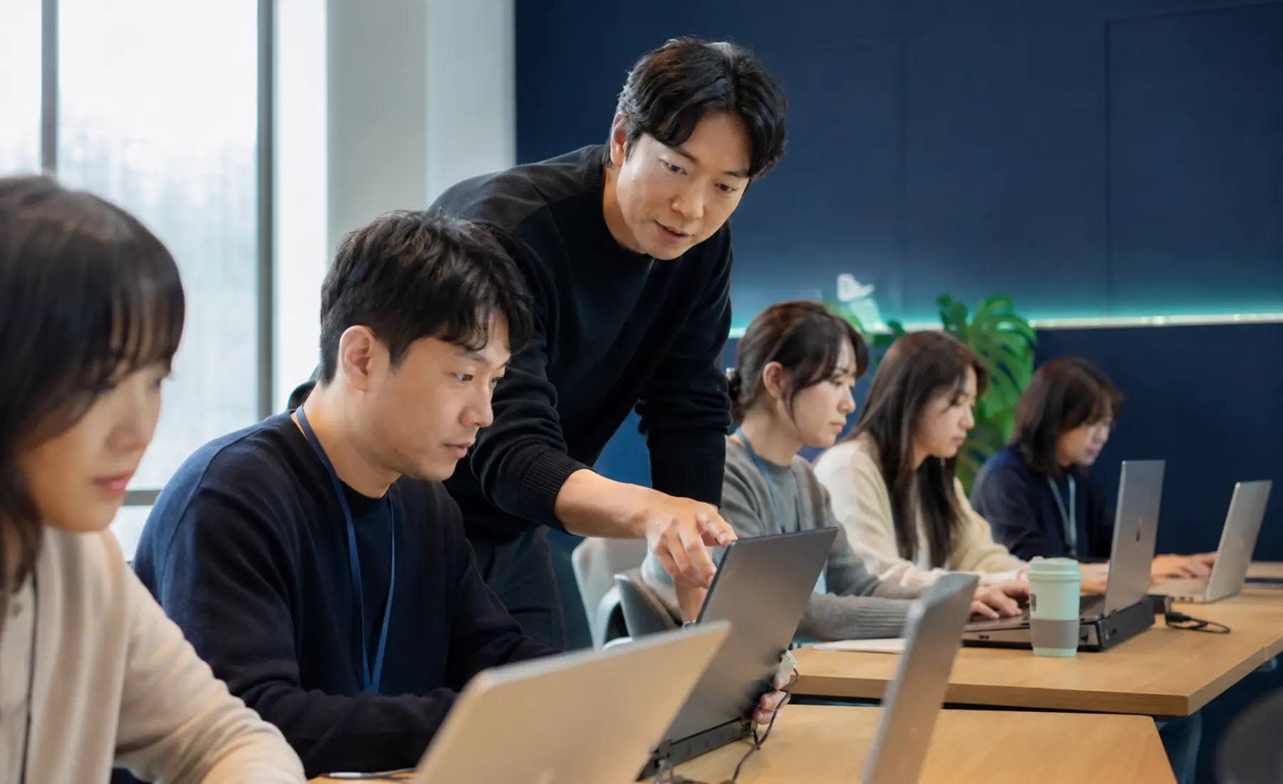 강사가 수강생을 직접 돕는 에바다테크 AI 실전 교육